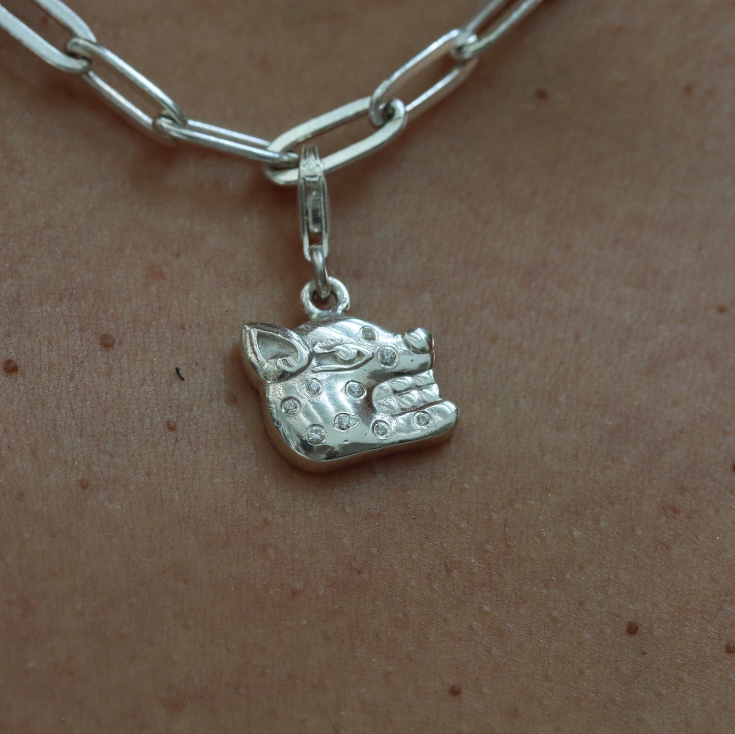 CHARM JAGUAR PLATA CON INCRUSTACIONES BLANCAS